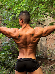 Latino bodybuilder Pepe Mendoza